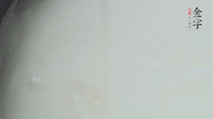 將浸泡了30分鐘的米放入電飯煲中，在水中加入半勺油。