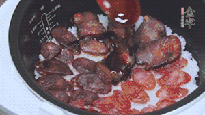 關上蓋子繼續(xù)燜煮20分鐘淋上醬汁。