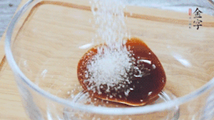 合上蓋子，啟動電源煮飯。期間混合好調味汁。