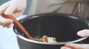 揭開鍋蓋，放上青菜，荷包蛋，就可以吃了。