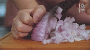 2.半個青椒、半個黃椒切圈、一個洋蔥切丁、三個白蘑菇切片備用。