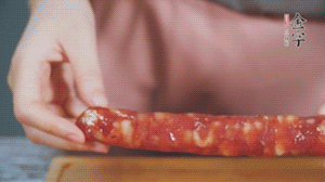 金字火腿肉香腸切成片狀。