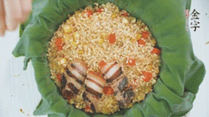 擺上金字醬肉，妥帖包裹好上鍋蒸。