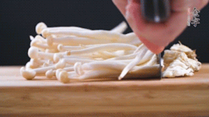 海鮮菇、蟹味菇去掉根部，洗凈。