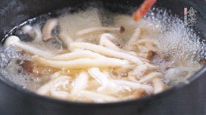 依次放火腿、豆腐，加水大火燒開，小火燉煮20分鐘，出鍋前撒上蔥花即可。