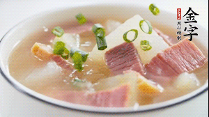 出鍋前撒上蔥花。