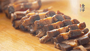 金字醬肉切片。