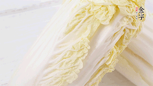 娃娃菜洗凈，對(duì)半切。