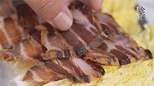 依次擺放娃娃菜和醬肉。