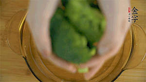 西蘭花洗凈，切成小塊汆燙，切碎。