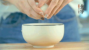 雞蛋液打散，可以加點鹽和黃酒，邊煎邊用筷子攪拌。