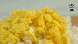 將雞蛋碎、西蘭花碎和放涼的米飯混合，用少許鹽、橄欖油調(diào)味。