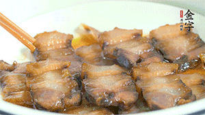 鋪上一片醬肉，撒點芝麻即可。