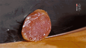 金字火腿肉香腸上鍋蒸15分鐘，切片備用。