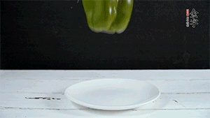 雞蛋打散，加青椒粒、蔥花攪拌。