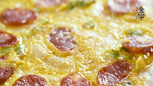 撒上一些芝麻，準備一些番茄醬，一份早餐就做好了。