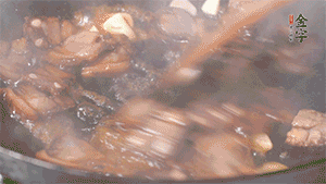 熱油下鍋，爆香蒜片。放入醬肉翻炒片刻后,下豌豆尖均勻翻炒。