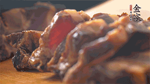 金字醬肉切成小丁。