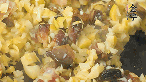 熱油起鍋，下醬肉丁炒香，再加入筍丁、適量水淀粉勾芡翻炒均勻。