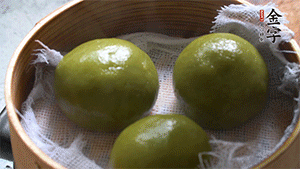 青團上沸水鍋中蒸10分鐘即可。