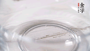 雞蛋加鹽、黃酒均勻打散，下鍋炒散。