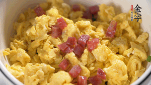 將香腸、韭菜、雞蛋攪拌均勻，可適當(dāng)加玉米油、十三香、味精調(diào)味。