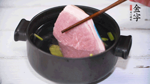 整塊豬肉，加蔥、姜片、料酒焯水。