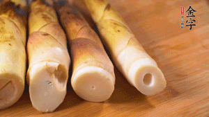 春筍剝?nèi)ネ鈿?，切成滾刀塊。