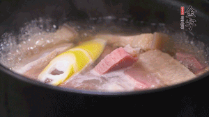 火肉、豬肉加料酒、清水大火煮開后，加入春筍小火慢燉40分鐘，出鍋前撒蔥花即可。