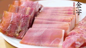 擺盤后鋪上老豆腐，淋點(diǎn)料酒，灑點(diǎn)白糖上鍋蒸20分鐘。