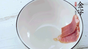 火腿一面涂抹蜂蜜，貼在碗底擺盤備用。