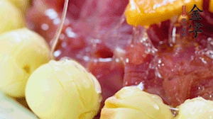 出鍋前10分鐘淋上蜂蜜，倒扣出來(lái)撒上桂花，擺上胡蘿卜裝飾即可。