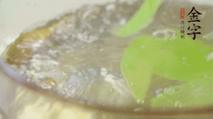 萵筍去皮切片，加鹽焯水。