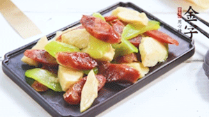 熱油下鍋，依次下金字香腸、萵筍、冬筍，均勻翻炒。