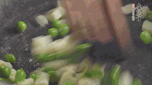 鍋中油7成熱時，入青豆、筍丁翻炒，然后加糯米飯加鹽均勻翻炒。