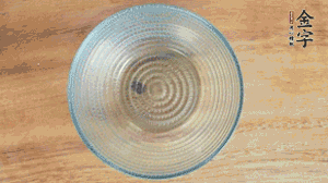 取一個碗，香菇倒放，香腸片圍繞鋪成圓形，加炒好的米飯壓實。