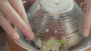 碗倒扣到盤中，擺上焯水后的熟蝦仁即可。