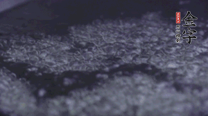 小青菜洗凈后，鍋中水燒開，放點(diǎn)鹽和滴幾滴油后燙熟。