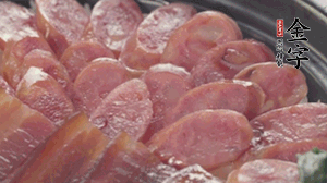 沿著米飯邊淋一圈玉米油，擺上小青菜，淋上醬油和湯調(diào)成的醬汁，撒上辣椒粒、香蔥末即可。