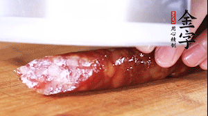 金字肉感香腸切成片，大蒜切末。