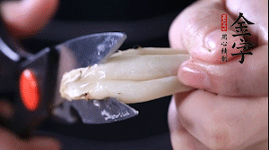 蟹味菇去掉根部洗凈。