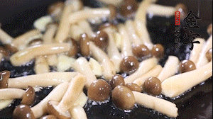 熱油下鍋煸香蒜末，依次加蟹味菇、香腸、西蘭花均勻翻炒，放適量水燜煮3分鐘。