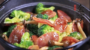 出鍋前加少許鹽、水淀粉即可。