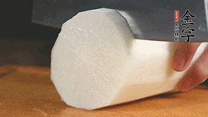 白蘿卜去皮切塊，豆芽洗凈。