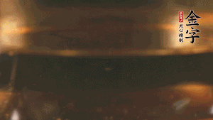 冷水下鍋，加入牛仔骨、姜片焯水備用。