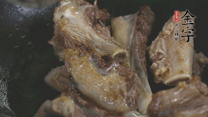 加入白蘿卜、料酒、水、火腿煮40分鐘。