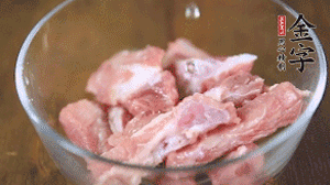 切成小段的排骨洗凈后，加姜片焯水3分鐘。