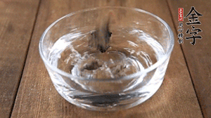 黑木耳泡發(fā)備用。