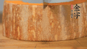 南瓜去皮洗凈后，切成規(guī)則的長方形。