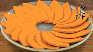 秋葵、南瓜交叉擺在盤中，然后香腸片置于上面，擺成花環(huán)狀。